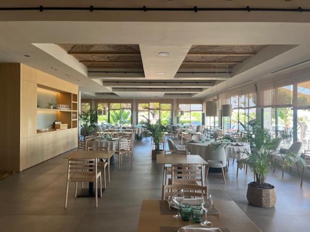 Hotel Restaurant Juanito Platja Сан-Карлос-де-ла-Рапита Экстерьер фото